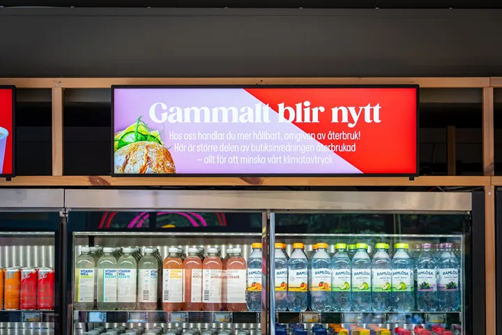 <p>13 digitala skärmar har installerats i den nya butiken.</p>
