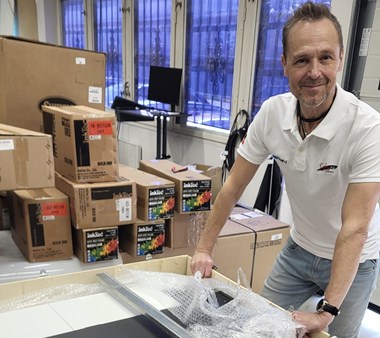 <p>Mikael Agvall, key account manager på Color Systems vid den nya DTF-skrivaren som ska packas upp från lådan.</p>

