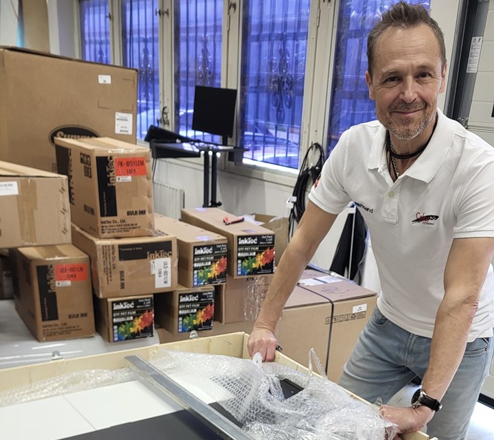 <p>Mikael Agvall, key account manager på Color Systems vid den nya DTF-skrivaren som ska packas upp från lådan.</p>
