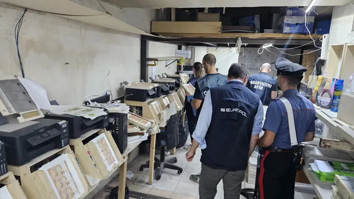 <p>Sedelförfalskaren hade eget tryckeri och misstänks ha sålt miljontals falska eurosedlar som cirkulerat runtom i Europa.</p>
