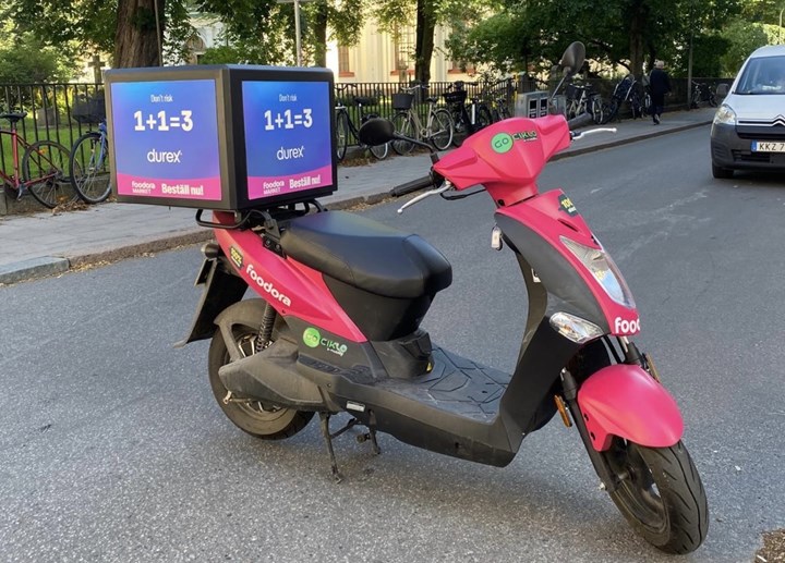 <p>Tryckt reklam på lådan är Foodoras senaste drag. </p>
