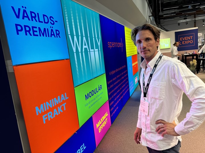 <p>Fredrik Spennare vid väggen de byggt upp med flera sektioner av ljuslådor. Spennares nya produkt Wally.</p>
