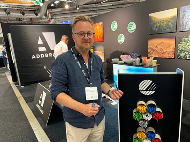 <p>Johannes Råsbrandt, marknadschef på Addbrand håller upp Sveriges enda Svanenmärkta penna.</p>
