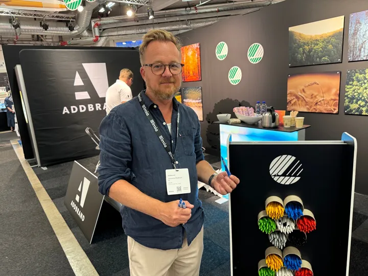 <p>Johannes Råsbrandt, marknadschef på Addbrand håller upp Sveriges enda Svanenmärkta penna.</p>
