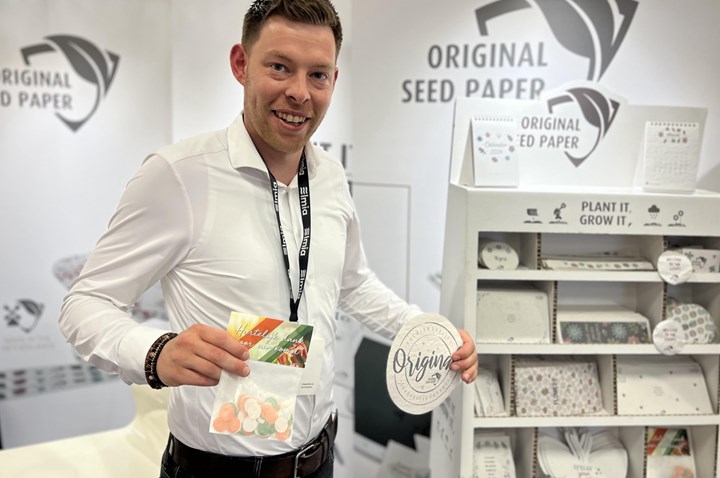 <p>Thomas Huntink på Cortho Green som säljer profilprodukter av fröpapper.</p>
