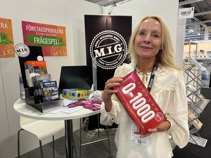 <p>Git Hansson på speltillverkaren Compete Now håller det senaste i raden av spel de utvecklat – 0–1 000. Spelet släpps på marknaden i slutet av september.</p>
