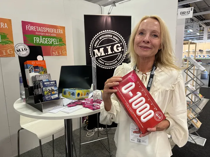 <p>Git Hansson på speltillverkaren Compete Now håller det senaste i raden av spel de utvecklat – 0–1 000. Spelet släpps på marknaden i slutet av september.</p>
