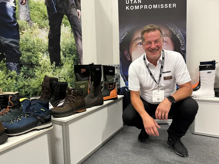 <p>Lasse Fröseth på Moxster poserar framför sko- och stövelsortimentet.</p>
