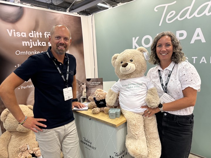 <p>Johan Lindskog och Magdalena Grahn på Teddykompaniet.</p>
