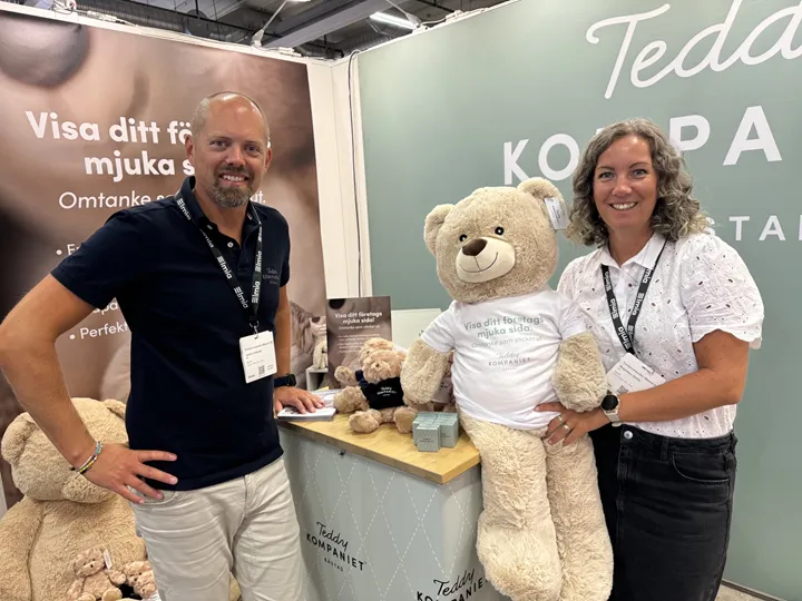 <p>Johan Lindskog och Magdalena Grahn på Teddykompaniet.</p>
