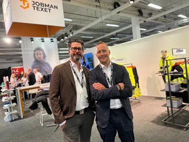 <p>Säljaren Clas Schörling och vd:n Andreas Malmström på Jobman Texet.<br />
På mässan var budskapet att nå ut med företagets nya maskinpark för förädling.</p>
