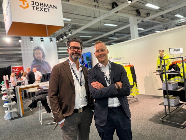 <p>Säljaren Clas Schörling och vd:n Andreas Malmström på Jobman Texet.<br />
På mässan var budskapet att nå ut med företagets nya maskinpark för förädling.</p>

