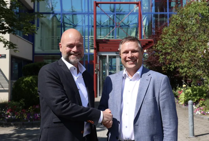 <p>Thomas Roberts på Canon Norge och Kjetil Sjøeng, vd på Merkur-gruppen. </p>
