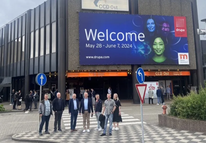 <p>Ålgård Offset-gänget på Drupa-mässan där köpet av nya klammerhäftlinjen blev klart.</p>
