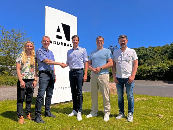 <p>Addbrand gör ett strategiskt uppköp av danska ICE Kuvert. Nanna Enemark och Ib Enemark från ICE Kuvert till vänster poserar på bild tillsammans med Jesper Røgind, Patrik Sjölin och Claus Buch från Addbrand. </p>
