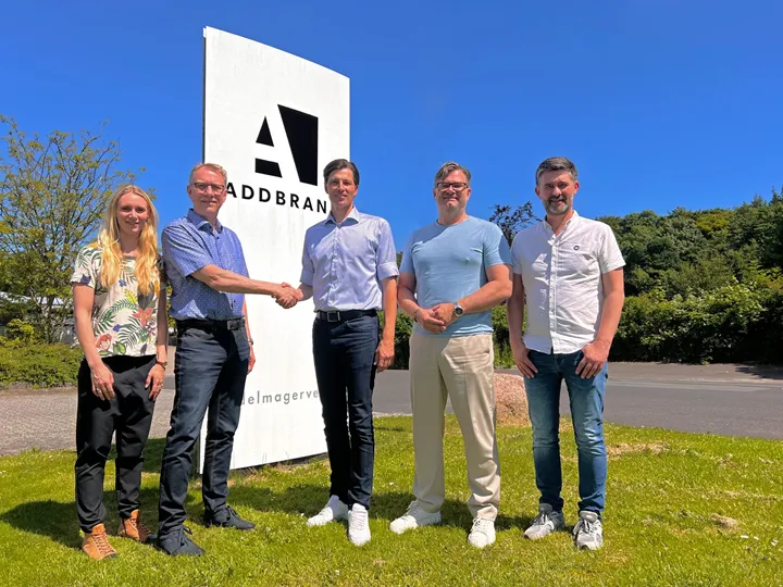 <p>Addbrand gör ett strategiskt uppköp av danska ICE Kuvert. Nanna Enemark och Ib Enemark från ICE Kuvert till vänster poserar på bild tillsammans med Jesper Røgind, Patrik Sjölin och Claus Buch från Addbrand. </p>
