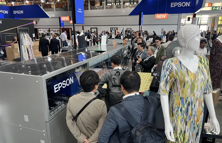 <p>Stort intresse på Drupa för Epsons nya textilskrivare Monna Lisa.</p>
