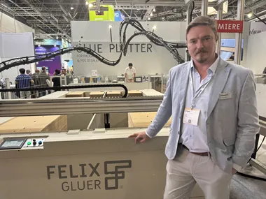 <p>Dawid Trebik framför Duet-maskinen i Felix Gluers monter på Drupa.</p>
