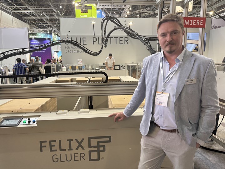<p>Dawid Trebik framför Duet-maskinen i Felix Gluers monter på Drupa.</p>
