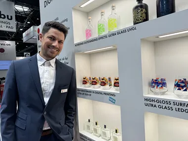 <p>Nico Ziesel på Marabu framför dricksglas som printats och tryckts med Marabus färg- och bläcknyheter.</p>
