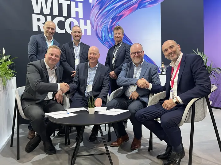<p>Kontraktet signerades på Drupa av Aksells koncernchef Bjarte Hordnes (i mitten). Längst till höger Eef de Ridder som är högsta chefen inom print i Europa på Ricoh.</p>
