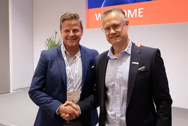 <p>Håkan Larsson, koncernchef på Exakta skakar hand med Gelatos grundare Henrik Müller-Hansen på Drupa.</p>
