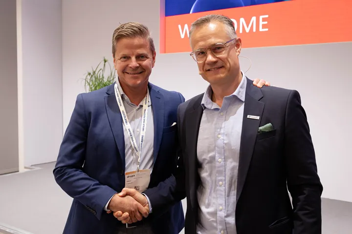 <p>Håkan Larsson, koncernchef på Exakta skakar hand med Gelatos grundare Henrik Müller-Hansen på Drupa.</p>
