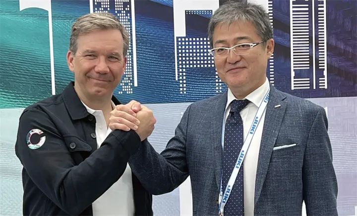 <p>Torbjörn Bäck vd på Coloreel tillsammans med Masanori Awasaki, vd på Juki America.</p>
