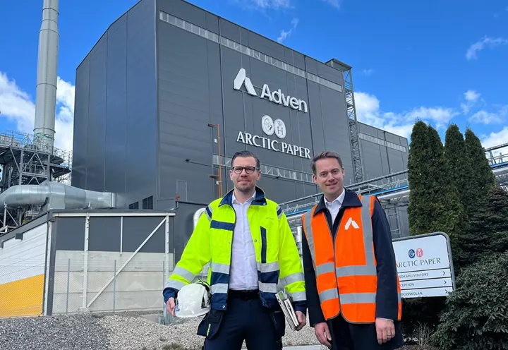 <p>Papper produceras nu med ånga från återvunna bränslen. Arctic Papers vd Kent Blom och Advens industriansvarig Henrik Johansson Casimiro.</p>
