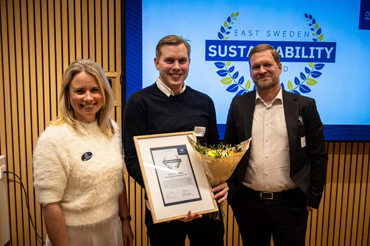 <p>Johan Aronsson vd på Marknadsbyrån tar emot pris från Östsvenska Handelskammaren.</p>
