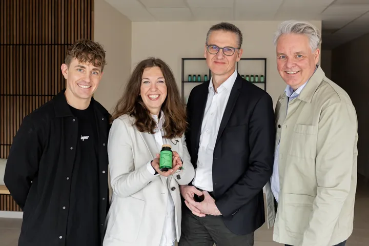 <p>I mitten: Blue Ocean Closures Glenda Benedetti, försäljningschef och Ola Tönnberg, operativ chef. De flankeras av Great Earths kommunikationschef Viktor Jalkler till vänster och Patrik Falk, vd på Great Earth, till höger.</p>
