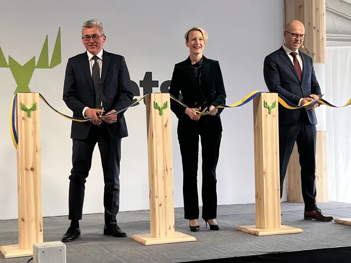 <p>Invigningsceremoni. Mika Joukio (VD för Metsä Board), Viveka Beckeman (VD för Skogsindustrierna) och Jussi Linnaranta (ordförande för Metsäliittos styrelse) klipper bandet.</p>
