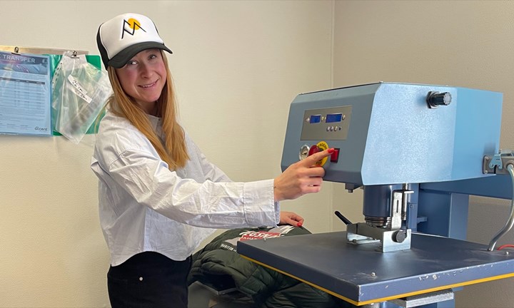 <p>Mia Vindelhed, har bytt bana och tar över enmanstryckeriet i västerbottniska Vindeln.</p>
