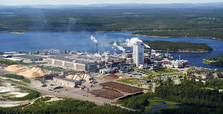 <p>Metsä Boards pappersbruk i Husum.</p>
