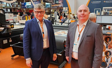 <p>Carsten Vilain Jensen, vd för Convertec, och Judd Perring, områdeschef för Kongsberg PCS i Skandinavien och Finland firar första Fespa-mässan tillsammans i och med det nyingångna samarbetet.</p>
