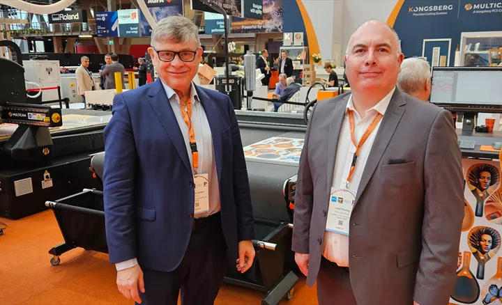 <p>Carsten Vilain Jensen, vd för Convertec, och Judd Perring, områdeschef för Kongsberg PCS i Skandinavien och Finland firar första Fespa-mässan tillsammans i och med det nyingångna samarbetet.</p>
