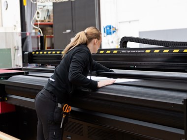 <p>Företaget har en ny typ av dansmatta som ska printas i den nya Agfa-maskinen.</p>
