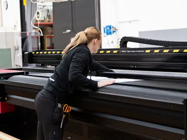 <p>Företaget har en ny typ av dansmatta som ska printas i den nya Agfa-maskinen.</p>
