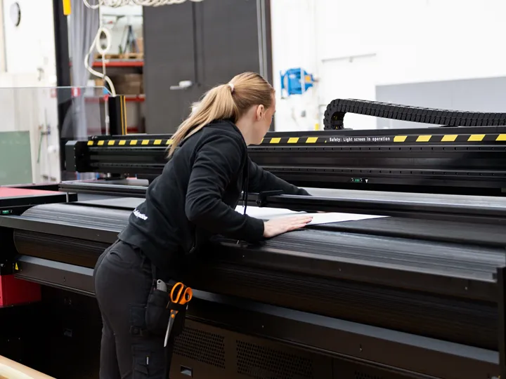 <p>Företaget har en ny typ av dansmatta som ska printas i den nya Agfa-maskinen.</p>
