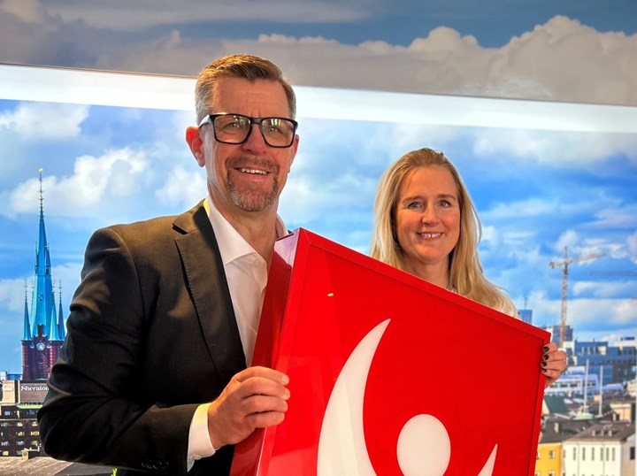 <p>Arne Carlsson och Ulrika Jacobson, projektansvarig och vd på Adrepublic Sweden, gläds åt upphandlingsvinsten med Svenska Spel.</p>
