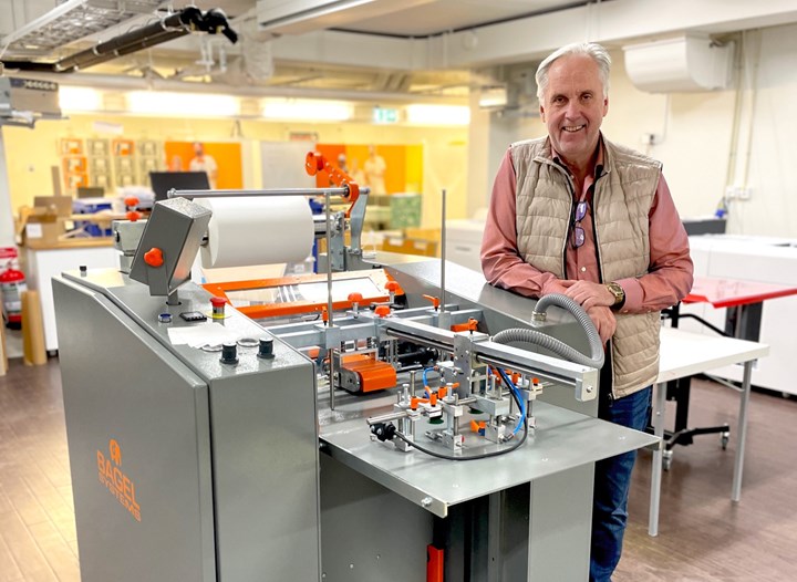 <p>Stefan Salomonsson, vd, vid den nya lamineringsmaskinen som tagit plats i verksamheten.</p>
