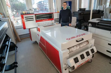 <p>NI Solutions Peter Lofthag vid nya DTF-maskinen Sublistar. </p>
