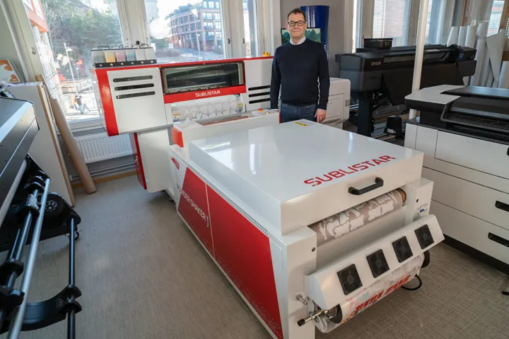 <p>NI Solutions Peter Lofthag vid nya DTF-maskinen Sublistar. </p>
