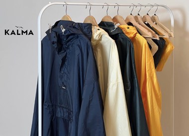 <p>Kalmas regnkappor är en produkt de är extra nöjda med.</p>
