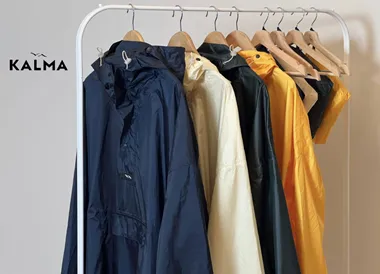 <p>Kalmas regnkappor är en produkt de är extra nöjda med.</p>
