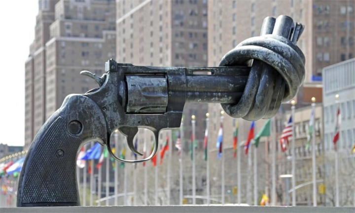 <p>Olika verstioner av statyn ”The Knotted Gun” av Carl Fredrik Reuterswärd kommer finns till försäljning hos Adelante.</p>
