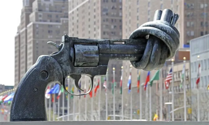 <p>Olika verstioner av statyn ”The Knotted Gun” av Carl Fredrik Reuterswärd kommer finns till försäljning hos Adelante.</p>
