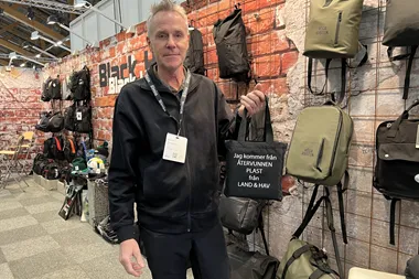 <p>Örjan Boström vd på Black Hill visar upp en flergångskasse tillverkad av plast återvunnen ur havet.</p>
