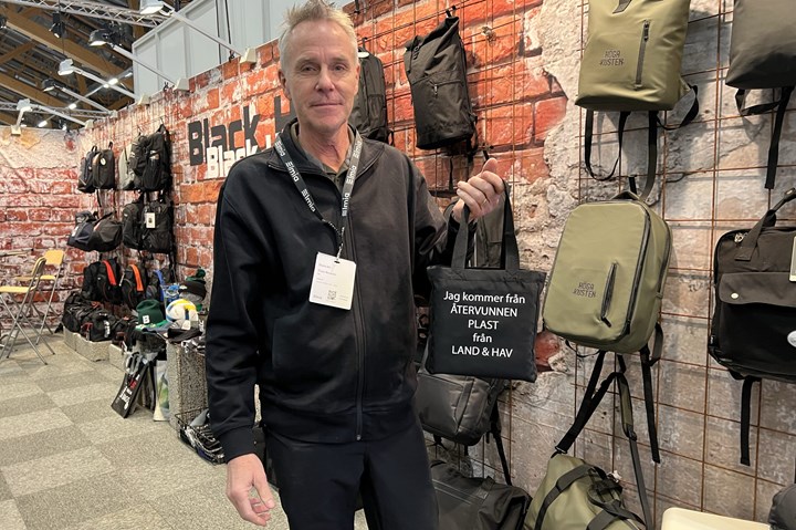 <p>Örjan Boström vd på Black Hill visar upp en flergångskasse tillverkad av plast återvunnen ur havet.</p>
