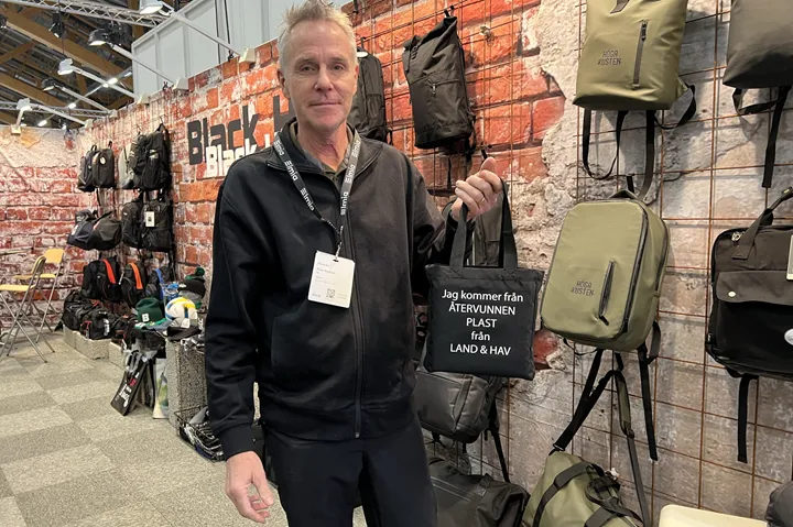 <p>Örjan Boström vd på Black Hill visar upp en flergångskasse tillverkad av plast återvunnen ur havet.</p>
